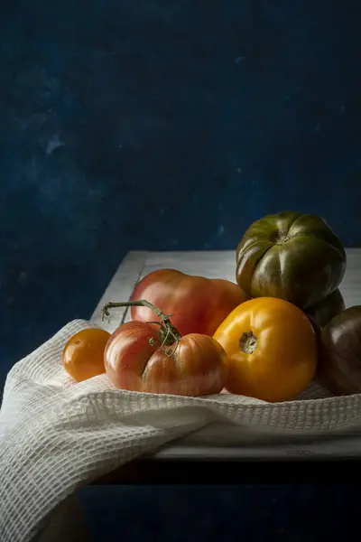 Tipos Variados Tomates Uma Mesa Madeira Branca Fundo Azul — Fotografia de Stock