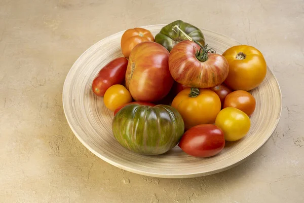暗い木製の背景に木製のプレートに新鮮なトマト トマトの収穫 — ストック写真