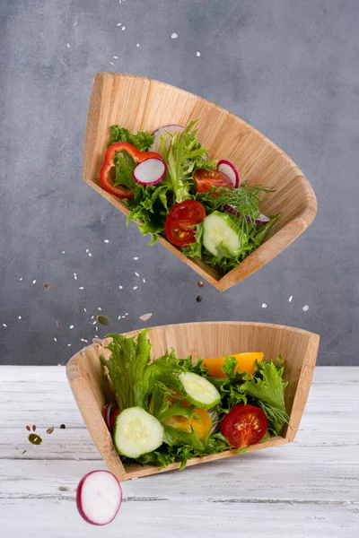Salad Sayuran Dalam Levitasi Salad Vegetarian Segar Dalam Mangkuk Kayu — Stok Foto