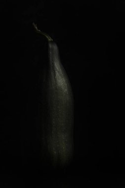 Su damlaları olan siyah bir arkaplanda ilik