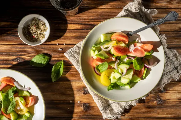Salad hijau segar dalam mangkuk putih di atas meja kayu. Gaya Rustik. — Stok Foto