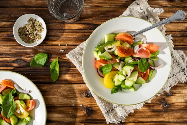Salad hijau segar dalam mangkuk putih di atas meja kayu. Gaya Rustik. — Stok Foto