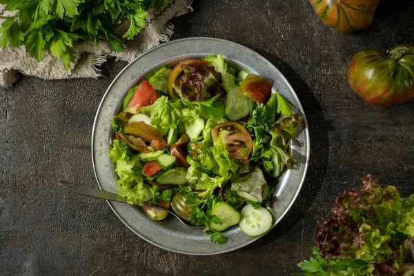 Salad hijau segar dalam mangkuk logam di atas meja kayu. Gaya Rustik. — Stok Foto