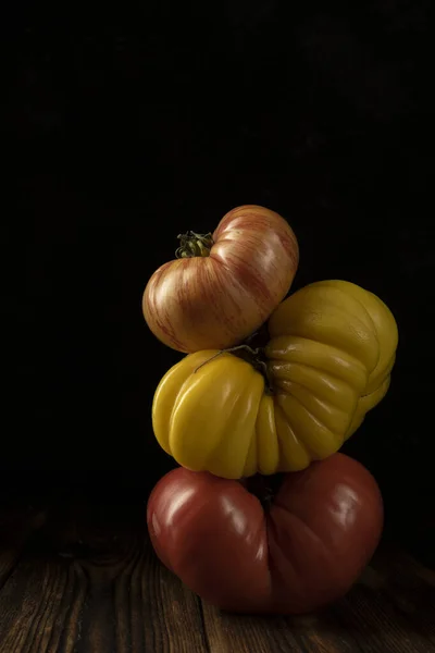 Composição vegetal com tomates brilhantes maduros. Equilibrar o conceito criativo. tecla baixa. — Fotografia de Stock