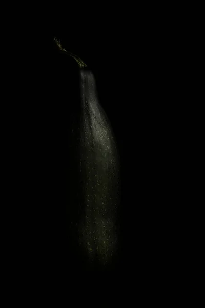 Mark auf schwarzem Hintergrund mit Wassertropfen — Stockfoto