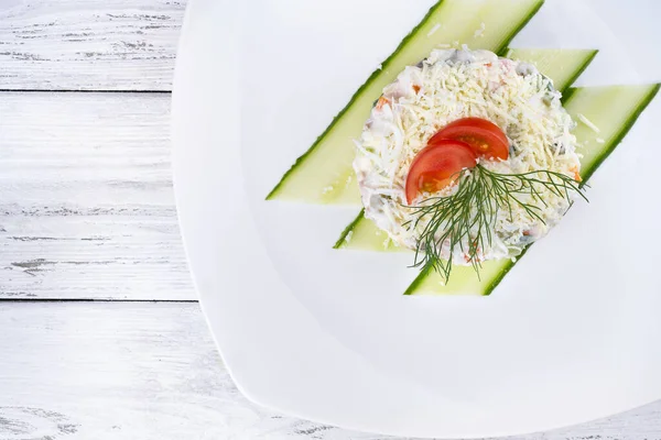 Olivier Salad Piring Putih Keramik Pada Latar Belakang Horisontal Putih — Stok Foto