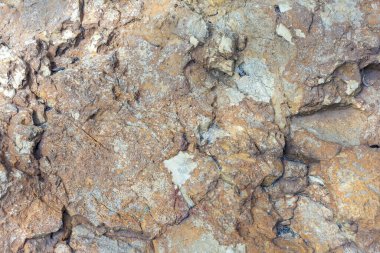 Doğal dağ taşı, güneşli bir günde kaya dokusunun bir bölümü..