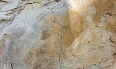 Doğal dağ taşı, güneşli bir günde kaya dokusunun bir bölümü..