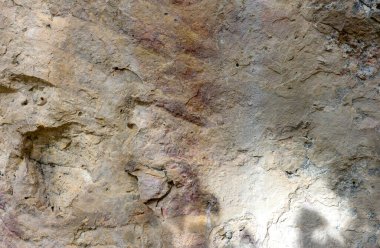 Doğal dağ taşı, güneşli bir günde kaya dokusunun bir bölümü..