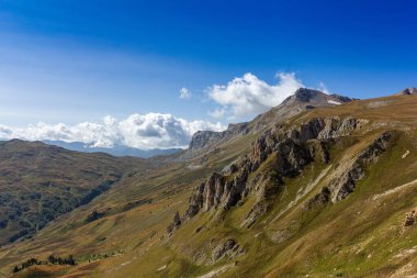 Sonbahar dağları, doğanın bağrında güneşli bir günde doğa severler ve turistler için bir yerdir..