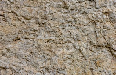 Doğal dağ taşı, güneşli bir günde kaya dokusunun bir bölümü..