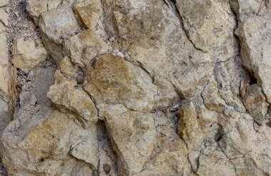 Doğal dağ taşı, güneşli bir günde kaya dokusunun bir bölümü..