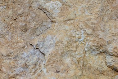 Doğal dağ taşı, güneşli bir günde kaya dokusunun bir bölümü..