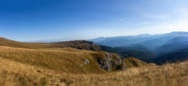 Sonbaharda dağların manzarası, doğanın koynunda dinlenme ve seyahat yeri subalpine otlaklarının dağlık bölgesinde..