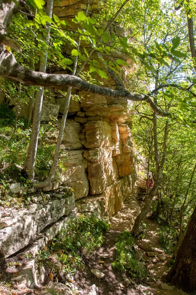 Turista Útvonal Hegyi Úton Egy Szikla Alatt Egy Napos Napon — Stock Fotó