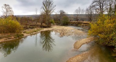 Nehirde sonbahar güneşli bir günde bir doğa parkında.