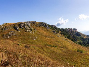 Dağ manzarası, sonbahar çizimleri turist rotalarından, vatandaşlar için dinlenme yerleri..