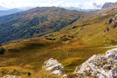 Dağ manzarası, sonbahar çizimleri turist rotalarından, vatandaşlar için dinlenme yerleri..