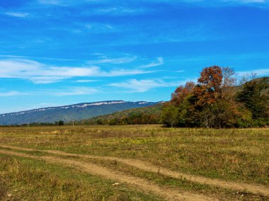 Güneşli bir sonbahar gününde, Foothill manzarası dinlenmek ve doğada yürümek için bir yer..