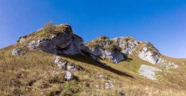Dağ manzarası, sonbahar çizimleri turist rotalarından, vatandaşlar için dinlenme yerleri..
