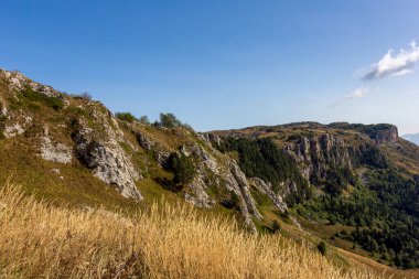 Dağ manzarası, sonbahar çizimleri turist rotalarından, vatandaşlar için dinlenme yerleri..