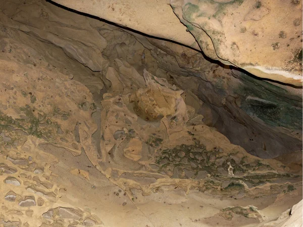 Interior Uma Caverna Montanha Dia Ensolarado Lugar Para Espeleólogos Amantes — Fotografia de Stock