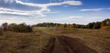 Dağlık bölge güneşli bir yaz gününde dinlenmek ve seyahat etmek için bir alandır..