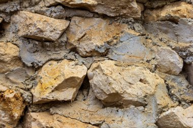 Doğal taştan yapılmış, kireç harcı kullanan taş duvar elementleri..