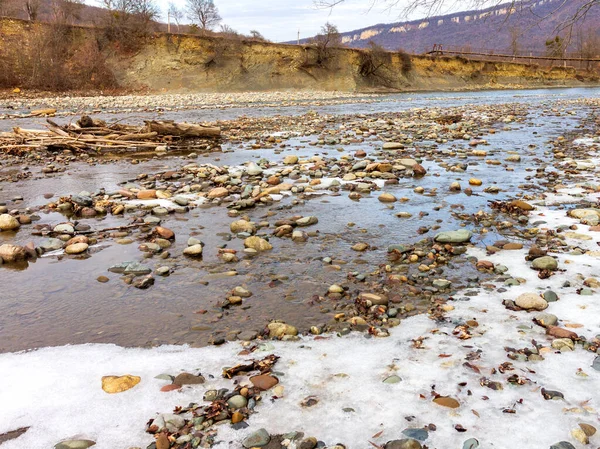 寒い天候 ぬれた雪 冬の初めの旗の発症中に山の川 — ストック写真