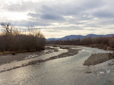 Sonbahar, sığ dağ nehri, düz sularda sakin akış..