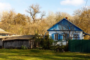 Güneşli bir sonbahar gününde çiftlikteki eski evler.
