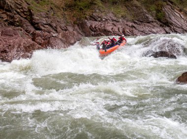 Maykop Adygea Cumhuriyeti, Rusya Federasyonu, 04.28.2015; Rafting, cesur ve cesur insanlar sallarla bir dağ nehri üzerindeki su engellerini aştı.