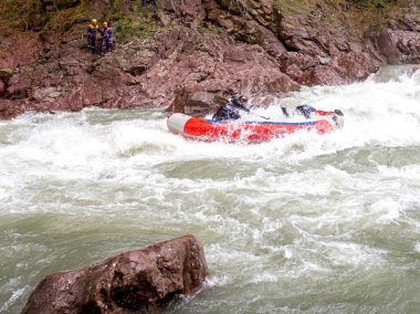 Maykop Adygea Cumhuriyeti, Rusya Federasyonu, 04.28.2015; Rafting, cesur ve cesur insanlar sallarla bir dağ nehri üzerindeki su engellerini aştı.