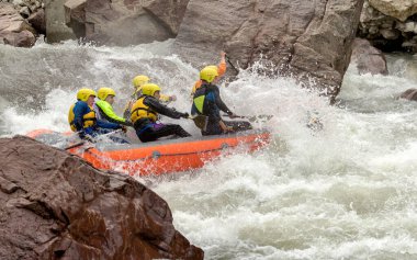 Maykop Adygea Cumhuriyeti, Rusya Federasyonu, 04.28.2015; Rafting, cesur ve cesur insanlar sallarla bir dağ nehri üzerindeki su engellerini aştı.