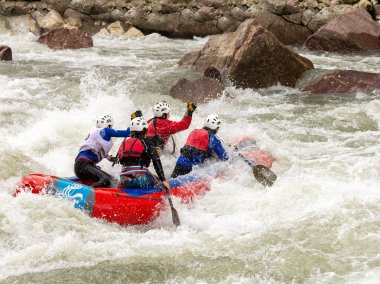 Maykop Adygea Cumhuriyeti, Rusya Federasyonu, 04.28.2015; Rafting, cesur ve cesur insanlar sallarla bir dağ nehri üzerindeki su engellerini aştı.