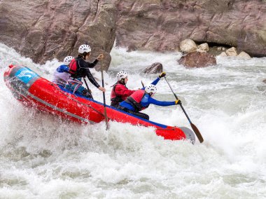 Maykop Adygea Cumhuriyeti, Rusya Federasyonu, 04.28.2015; Rafting, cesur ve cesur insanlar sallarla bir dağ nehri üzerindeki su engellerini aştı.
