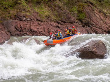 Maykop Adygea Cumhuriyeti, Rusya Federasyonu, 04.28.2015; Rafting, cesur ve cesur insanlar sallarla bir dağ nehri üzerindeki su engellerini aştı.