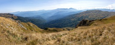 Sonbaharda dağların manzarası, doğanın koynunda dinlenme ve seyahat yeri subalpine otlaklarının dağlık bölgesinde..