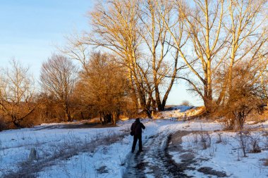 Doğal fotoğrafçılar, kışın doğada, sabahın erken saatlerinde dağlık bir bölgede orijinal fotoğraflar arıyorlar..