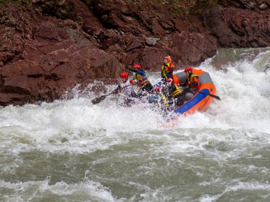 Maykop Adygea Cumhuriyeti, Rusya Federasyonu, 04.28.2015; Rafting, cesur ve cesur insanlar sallarla bir dağ nehri üzerindeki su engellerini aştı.