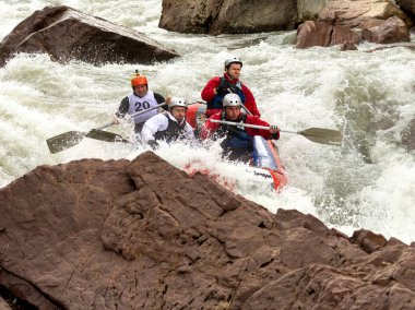 Maykop Adygea Cumhuriyeti, Rusya Federasyonu, 04.28.2015; Rafting, cesur ve cesur insanlar sallarla bir dağ nehri üzerindeki su engellerini aştı.