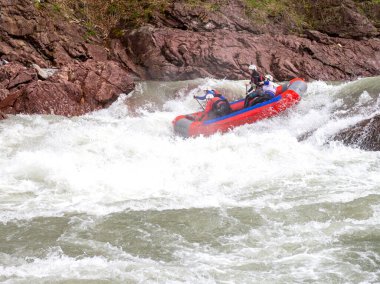 Maykop Adygea Cumhuriyeti, Rusya Federasyonu, 04.28.2015; Rafting, cesur ve cesur insanlar sallarla bir dağ nehri üzerindeki su engellerini aştı.