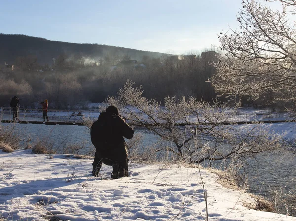 Naturfotografer Naturen Vintern Jakt Efter Originalbilder Tidigt Morgonen Ett Bergigt Royaltyfria Stockfoton
