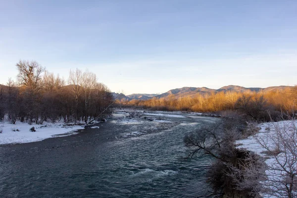 Invierno Las Estribaciones Río Sin Hielo Una Mañana Helada Bajo —  Fotos de Stock