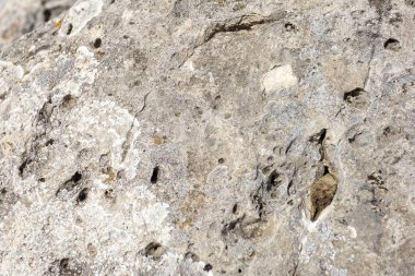 Doğal bir çevrede doğal bir dağ taşı, sert bir yüzey güneşte yandı ve doğal yıkıma maruz kaldı..