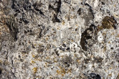 Doğal bir çevrede doğal bir dağ taşı, sert bir yüzey güneşte yandı ve doğal yıkıma maruz kaldı..