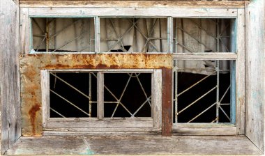 Eski bir binanın duvarlarının parçaları ve parçaları alçı, metal, ahşap, boya elementleri, zaman ve hava koşulları tarafından tahribata maruz kalıyor..