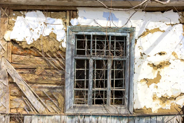 塗料の要素を持つ古い建物の壁の断片と部分は 時間と天候の条件による破壊の対象 — ストック写真