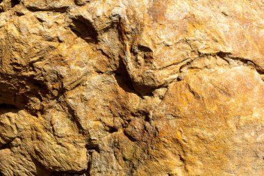 Doğal doğal taş, çeşitli inşaat işleri ve şehir meydanlarında peyzaj tasarımı için ekolojik bir materyal..