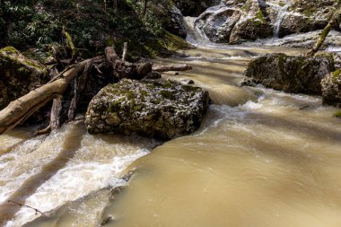 Bahar, dağ dereleri, eriyen suyla dolup taşar, geçilemez su engellerine dönüşür..